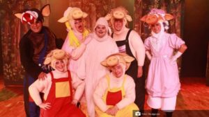“Os Três Porquinhos” ganha versão caipira no Teatro Regina Vogue, em Curitiba