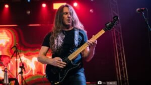 Edu Ardanuy, um dos maiores guitarristas do Brasil, faz workshow em Curitiba