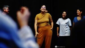 Trio Cuspão de Teatro abre seleção para oficina gratuita que investiga a comédia como linguagem de criação