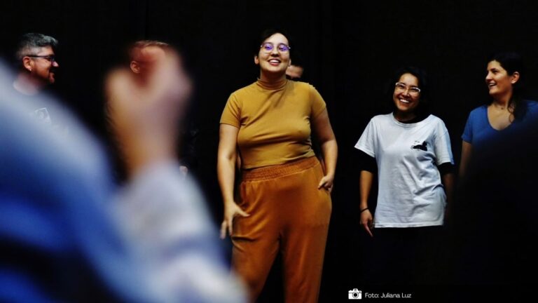Trio Cuspão de Teatro abre seleção para oficina gratuita que investiga a comédia como linguagem de criação